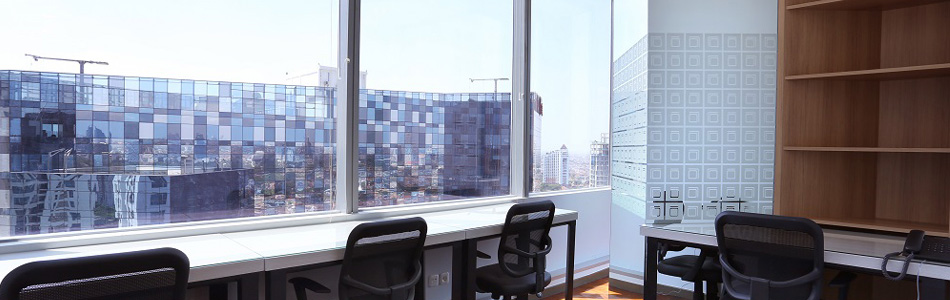 Ruangan kantor yang siap digunakan dengan furniture lengkap, serviced office berkualitas tinggi yang menyediakan ruang kerja yang kondusif.
